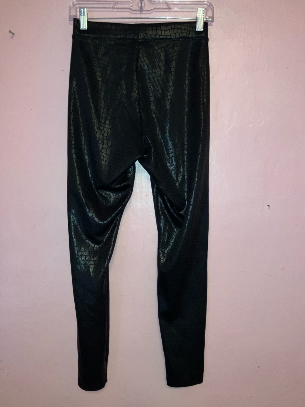 Express Factory black snake scale textured faux leather high rise leggings size - Picture 2 of 3